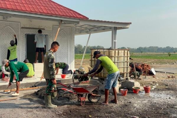 Gotong Royong Satgas TMMD Percepat Pengecoran Teras Musala dan Toilet di Kesongo