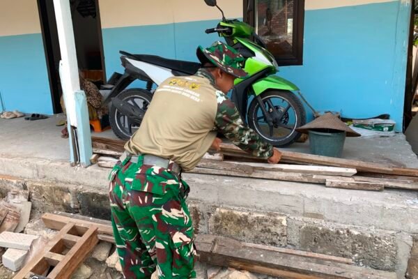Satgas TMMD Kodim 0813/Bojonegoro Bersihkan Sisa Puing Kayu Demi Ciptakan Lingkungan Kerja yang Rapi