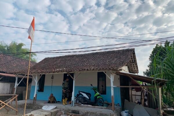 Jaga Kebersihan Lokasi, Satgas TMMD Gotong Royong Bersihkan Puing Kayu Pembangunan