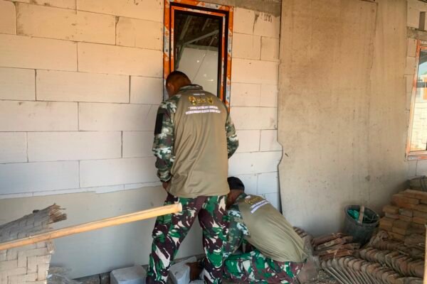 Satgas TMMD Kodim 0813/Bojonegoro Pasang Jendela RTLH Ibu Wagini, Pembangunan Kian Mendekati Rampung