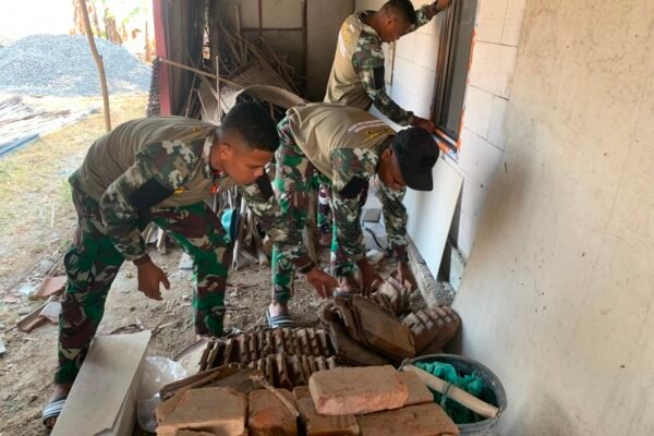 Gotong Royong Satgas TMMD Percepat Pemasangan Jendela RTLH Ibu Wagini
