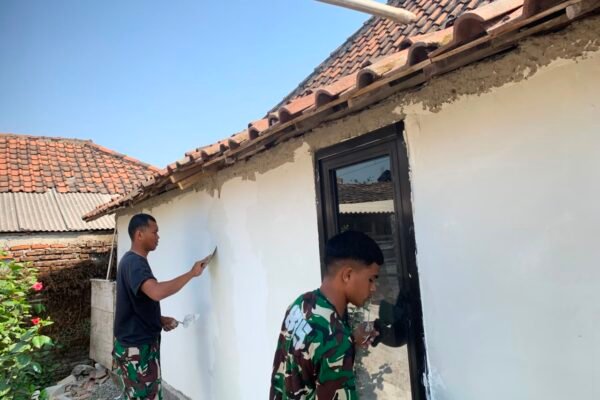 Masuki Tahap Finishing, RTLH Bapak Samijan Dipercantik dengan Pengecatan
