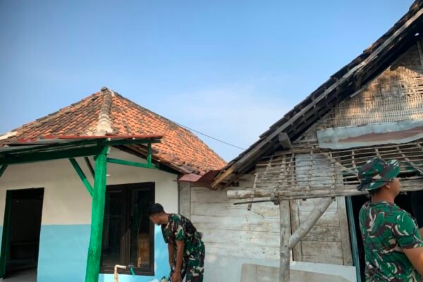 Pengecatan RTLH Bapak Samijan Tunjukkan Progres Positif TMMD Ke-129 Kodim 0813/Bojonegoro