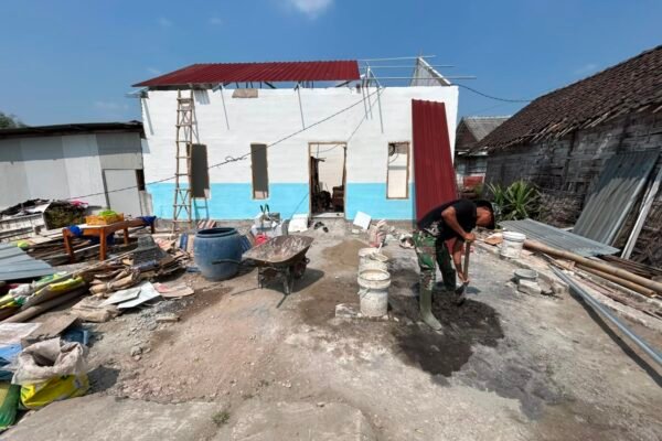 Masuki Tahap Finishing, RTLH Bapak Koko Margono Dipercantik dengan Pengecatan dan Pemasangan Seng