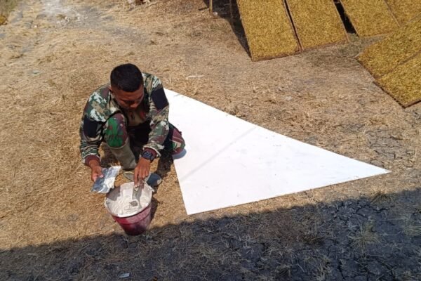 Satgas TMMD Kodim 0813/Bojonegoro Pasang Pintu dan Cat RTLH Ibu Jasmiati
