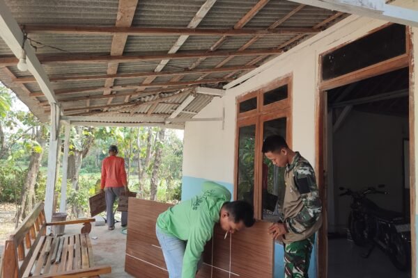 Tahap Finishing RTLH Ibu Jasmiati, Satgas TMMD Fokus Pasang Pintu dan Lakukan Pengecatan