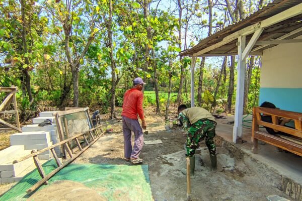 Gotong Royong Satgas TMMD Percepat Penyelesaian RTLH Ibu Jasmiati