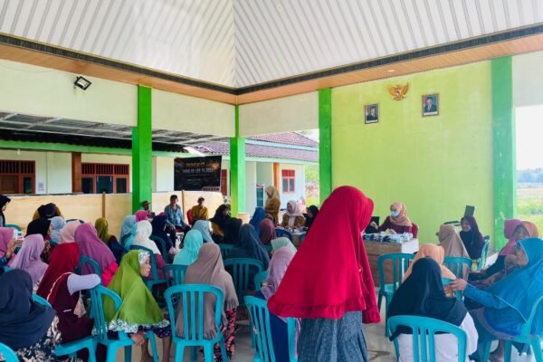 Peduli Kesehatan Lansia, TMMD Ke-129 Kodim 0813/Bojonegoro Gelar Posyandu di Balai Desa Kesongo