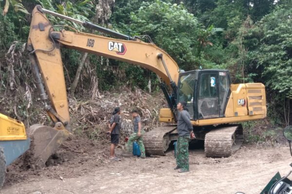 Excavator Terus Mendukung Peningkatan Jalan TMMD Ke-129 Kodim 1407/Bone di Desa Pattuku