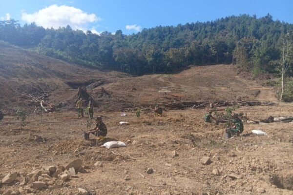Satgas TMMD Ke-129 Kodim 1407/Bone Lanjutkan Penanaman Pohon Alpukat di Dusun Batulappa