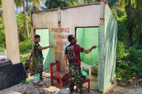 Satgas TMMD Perbaiki dan Cat MCK SDN Polewali di Luar Sasaran Program