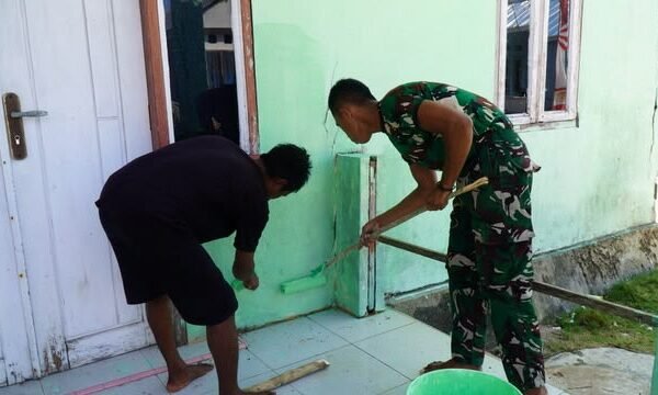 Di Luar Sasaran TMMD, Satgas Bantu Pengecatan Pustu Desa Polewali