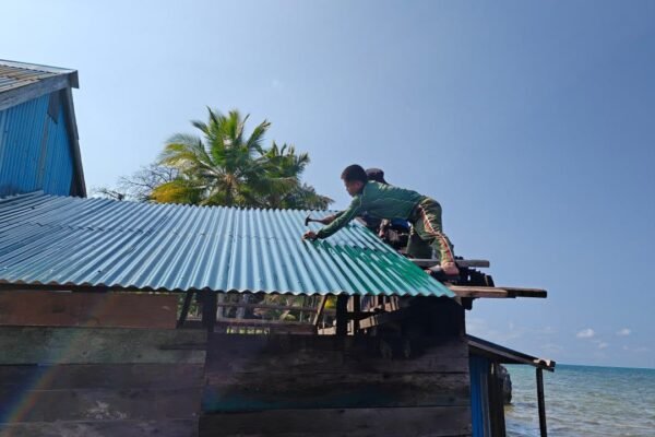Di Luar Sasaran TMMD, Satgas Bantu Masyarakat Pasang Atap Seng Dapur Rumah