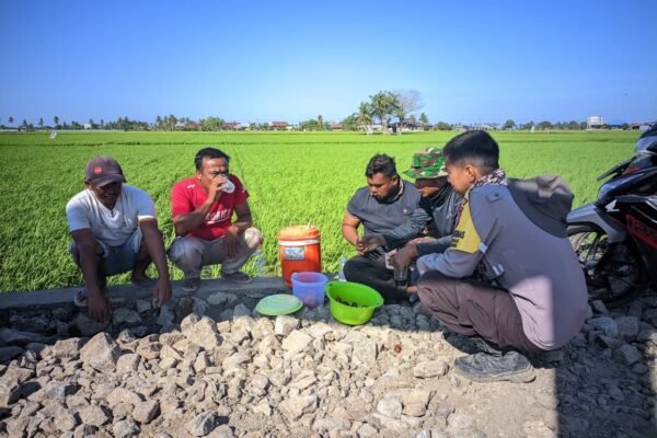 Secangkir Kopi, Sejuta Kebersamaan: TNI-Polri dan Warga Kompak di Lokasi TMMD Ke-129 Kodim 1404/Pinrang