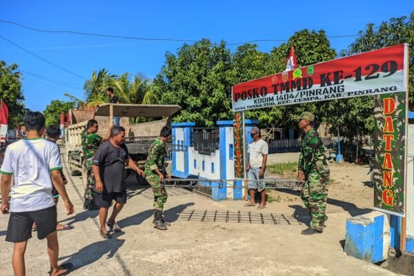 Satgas TMMD Bersama Warga Angkat Besi Dekker di Pinrang