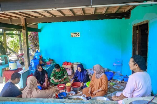 Satgas TMMD Kodim 1404/Pinrang Dorong Rasa Kekeluargaan dengan Membantu Ibu-Ibu Membuat Kue