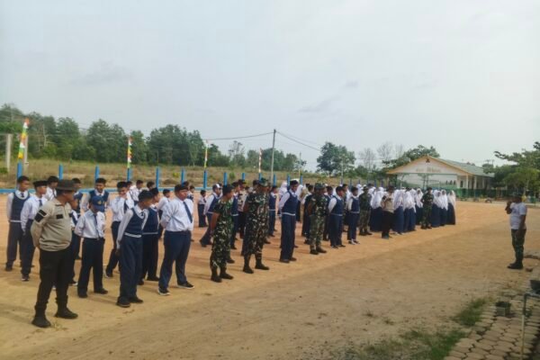 Kolaborasi TNI dan Siswa dalam TMMD ke-129 di Teluk Lobam