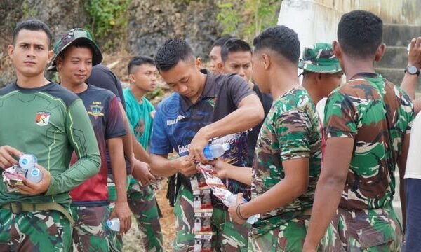 Jaga Stamina Personel, Satgas TMMD Ke-129 Bagikan Minuman dan Susu