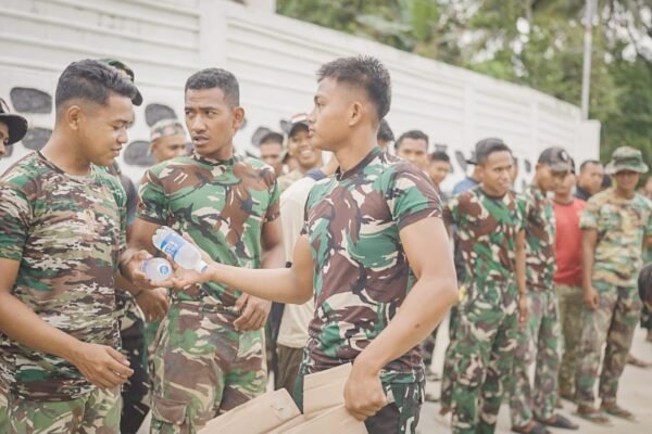 Jaga Kebugaran, Satgas TMMD Ke-129 Bagikan Minuman kepada Anggota