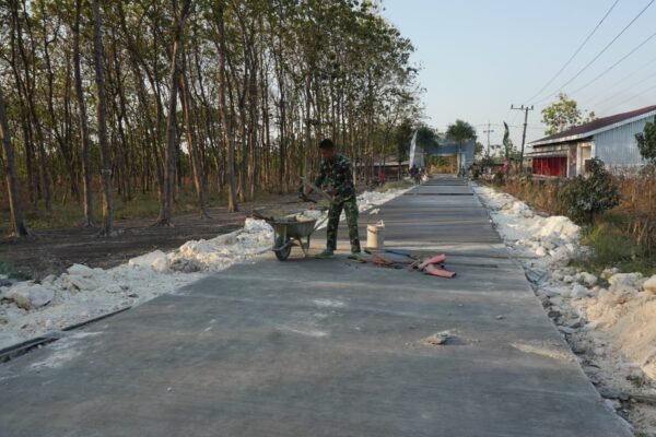 Melawan Terik demi Harapan Desa: Satgas TMMD 0812 Lakukan Penyempurnaan Detail Jalan Beton Tlemang