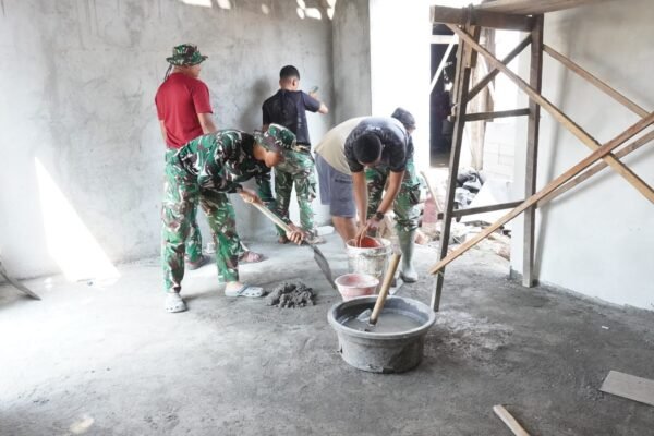 Bukan Sekadar Mengaduk Pasir dan Semen: Tetes Keringat Satgas TMMD 129 Kodim 0812/Lamongan demi Rumah Kokoh Warga Tlemang