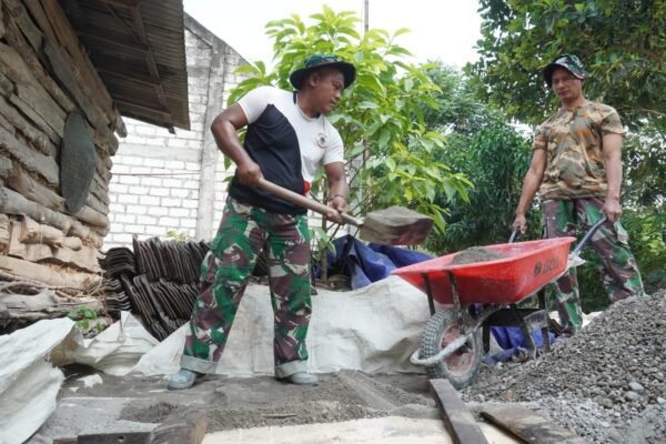 Dari Ayunan Sekrop dan Sorongan Arko: Peluh Pratu Mar Yuda Ukir Senyum dan Harapan Warga Dusun Bakon