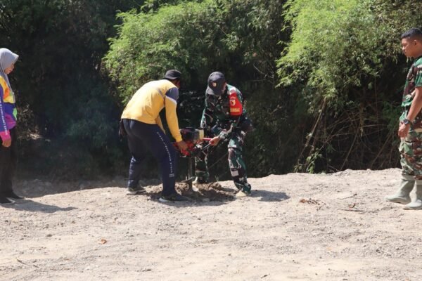 Sinergi Hijau di TMMD 129 Bojonegoro: Babinsa Kesongo dan DLH ‘Keroyokan’ Buat Lubang Tanam Pohon untuk Jaga Tanggul Sungai