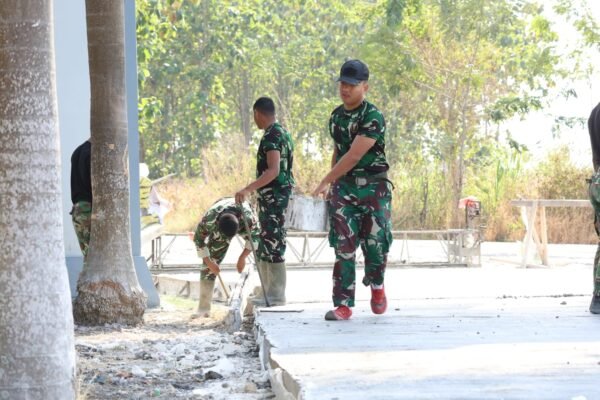 Keringat anggota satgas TMMD ke 129 Kodim 0812 Lamongan terbayar lunas saat begesting jalan dinyatakan di lepas
