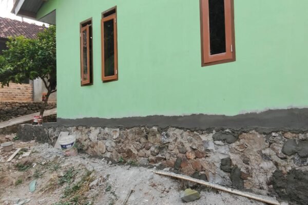 Menjelang Rampung, Satgas TMMD Rapikan Teras Rumah Bapak Syahrul di Jalan Nangka