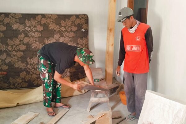 Presisi Jemari Prajurit satgas TMMD ke 129 Kodim 0812 Lamongan: Ukir Harapan Rumah Layak Bagi Warga Desa Tlemang