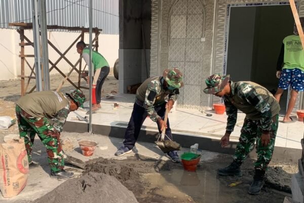 Memasuki Fase Finishing: Pembangunan Musholla Rest Area di TMMD 129 Bojonegoro Tahap Pasang Keramik dan Pengecatan Teras