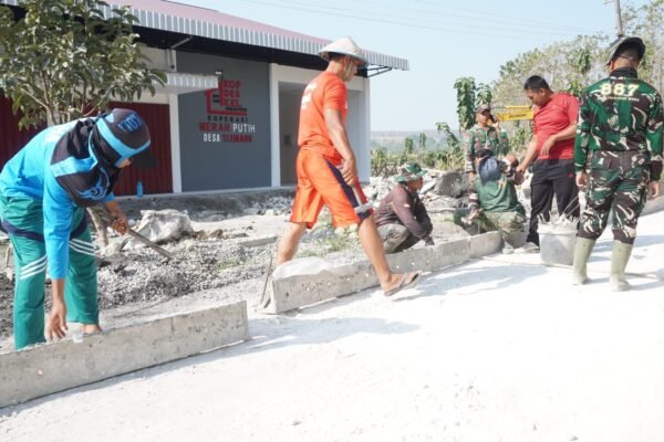 Bahu-Membahu Bangun Akses Desa, Sinergi Satgas TMMD 129 dan Warga Terus Pacu Progres Jalan Rabat Beton Desa Tlemang
