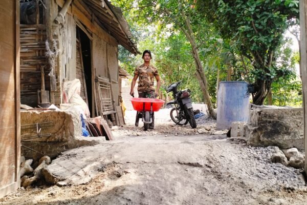 Kejar Target Penutupan, Satgas TMMD 129 Kebut Pengerjaan RTLH Ibu Sumiatun di Dusun Bakon
