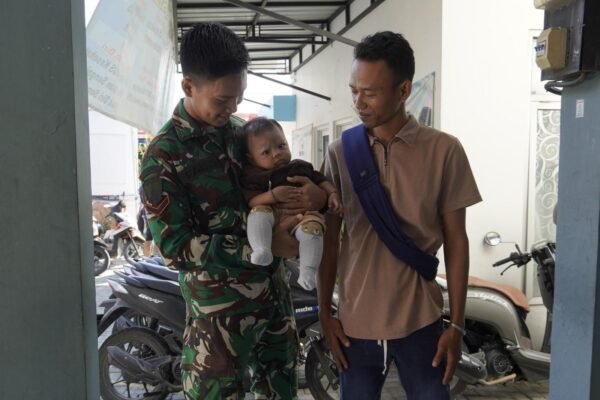 Sentuhan Hangat TMMD 129 Bojonegoro: Ketika Seragam Loreng Menjaga Senyum Sang Balita di Kesongo