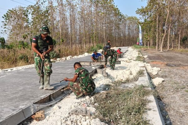 Beton Mengeras Sempurna, Satgas TMMD 129 Lakukan Pembongkaran Bekisting Jalan Rabat Beton Desa Tlemang
