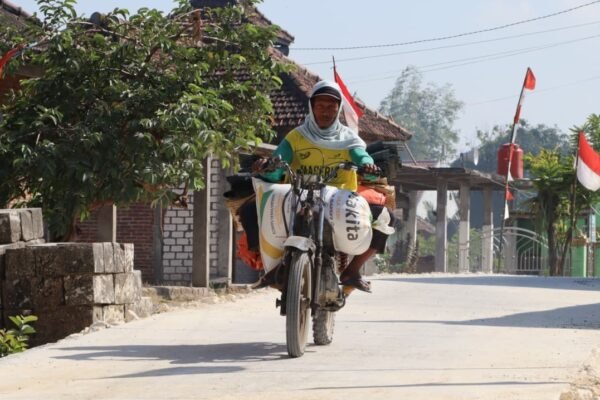 Senyum Warga Merekah: Jalan Beton TMMD 129 Bojonegoro di Kesongo Terwujud