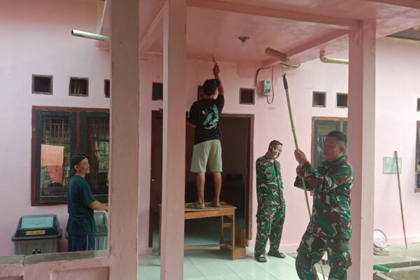 Sinergi TNI dan Warga dalam Mewarnai Kantor Desa Baru Raharja Menyambut HUT RI 81