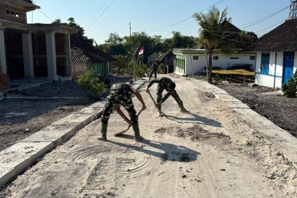 Wujud Nyata Gotong Royong: Satgas TMMD 129 Bojonegoro dan Warga Pacu Pembangunan Drainase demi Keawetan Jalan Desa