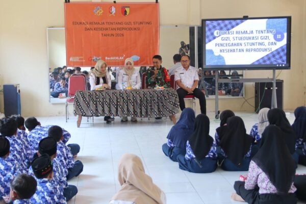 Sentuh Hati Generasi Muda: Satgas TMMD 129 Bojonegoro dan DP3AKB Edukasi Stunting, serta Kesehatan Reproduksi di Kesongo