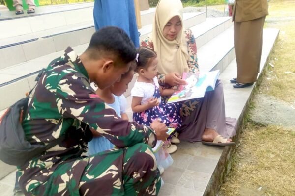 Menyemai Benih-Benih Kecerdasan: Ketika Satgas TMMD 129 Bojonegoro Membuka ‘Jendela Dunia’ Anak-Anak Kesongo