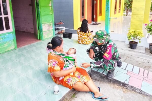 Menyapa Hati di Teras Rumah: Cara Babinsa Kesongo Rajut Kebersamaan di TMMD 129 Bojonegoro