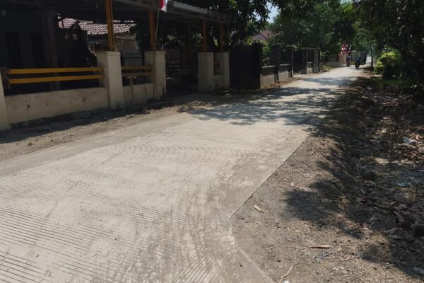 Infrastruktur Jalan Rabat Beton Rampung di Desa Luwung Kencana