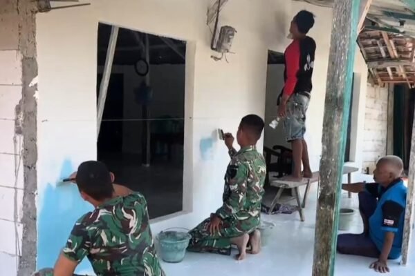 Goresan Kuas Pembawa Asa: TMMD 129 Bojonegoro Wujudkan Hunian Nyaman Mbah Samijan