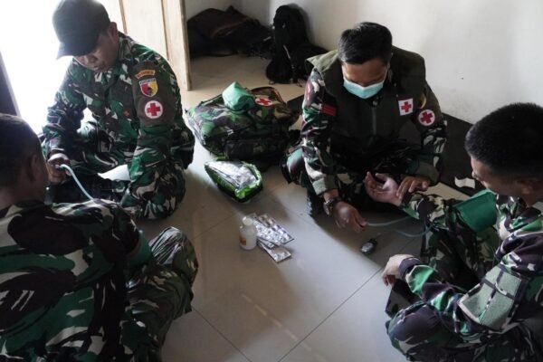 Menjaga “Napas” Pembangunan: Cerita Kemanusiaan dan Kesigapan Tim Kesehatan Satgas TMMD 129 Bojonegoro