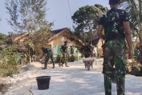 Ketika Gerobak Dorong dan Peluh Satgas TMMD 129 Bojonegoro Menyejahterakan Warga Kesongo