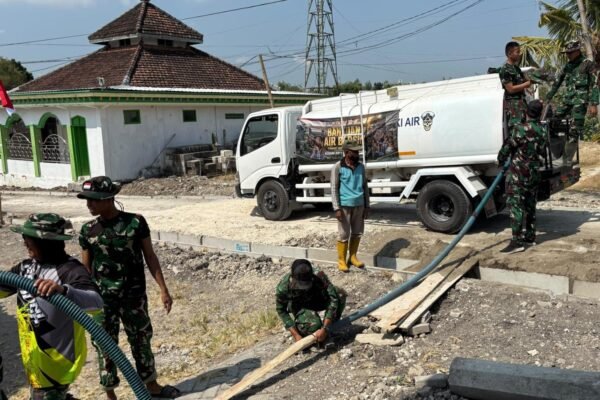Senyum Mengembang: Satgas TMMD 129 Bojonegoro Grojok Air Bersih Door to Door di Kesongo