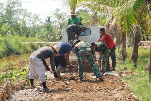 Gotong Royong Satgas TMMD dan Warga, Badan Jalan Bandar Raya Makin Kokoh