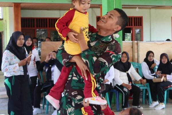 Senyum Polos Anak-Anak Kesongo, dan Sentuhan Hangat Anggota Satgas di Sela TMMD 129 Bojonegoro