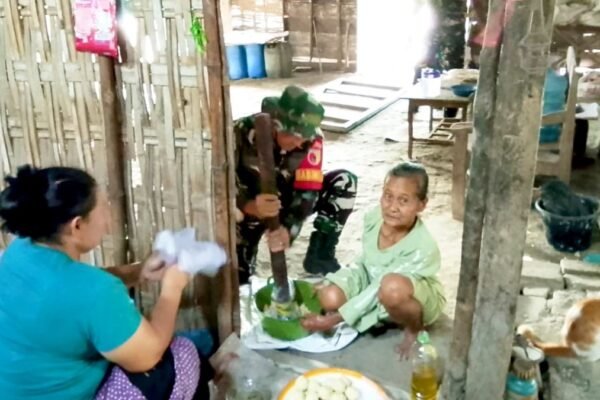 TMMD 129 Bojonegoro: Ketika Babinsa Kesongo Menumbuk Singkong dan Mengukir Kebersamaan dengan Warga