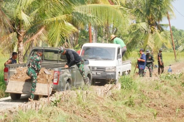 Sinergi TNI dan Masyarakat Percepat Pembangunan Jalan Desa Bandar Raya